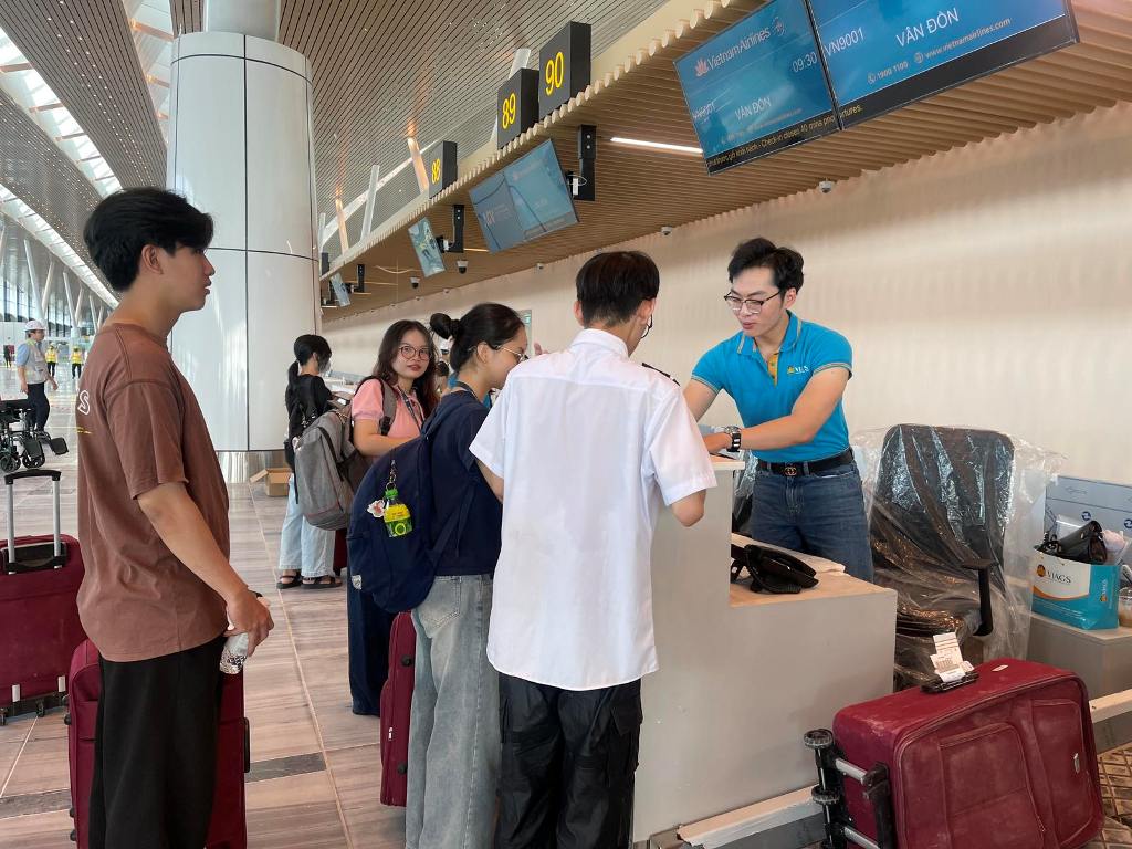 Dự kiến đón 2,4 triệu khách dịp cao điểm lễ 30/4-1/5 tại các cảng hàng không, sân bay.